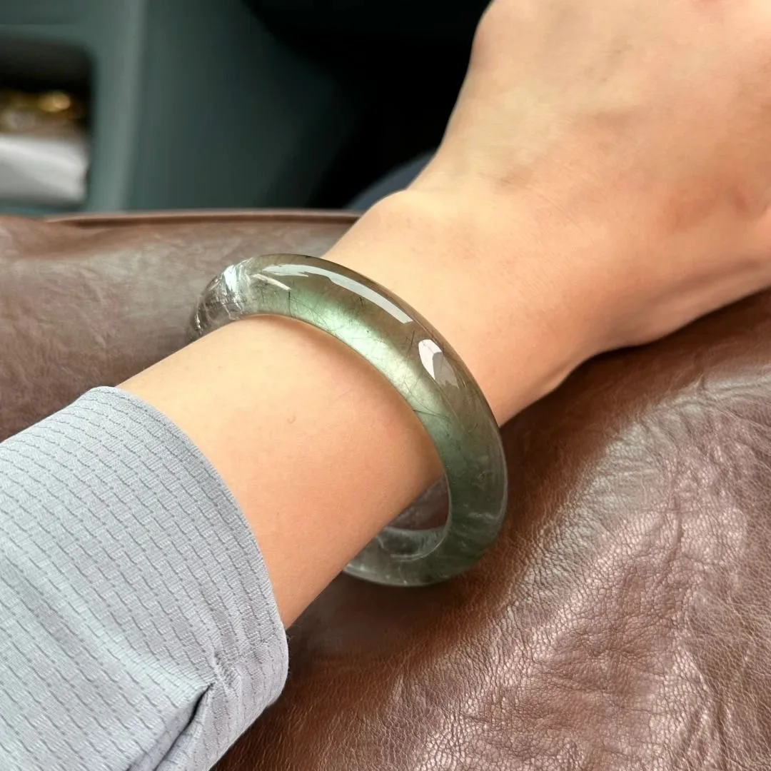 

Классический популярный браслет из натурального бирманского нефрита с эффектом ледяной кристаллизации, с синим оттенком и светло-зеленым нефритом.