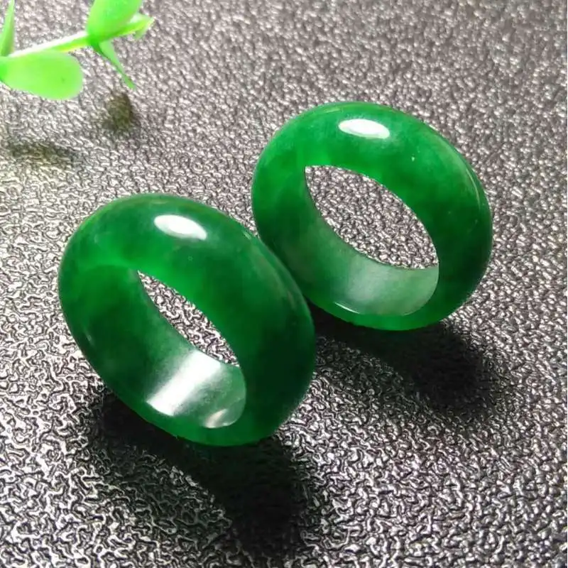 Trendy emerald for couples, fashionable light green Malayan jade ring