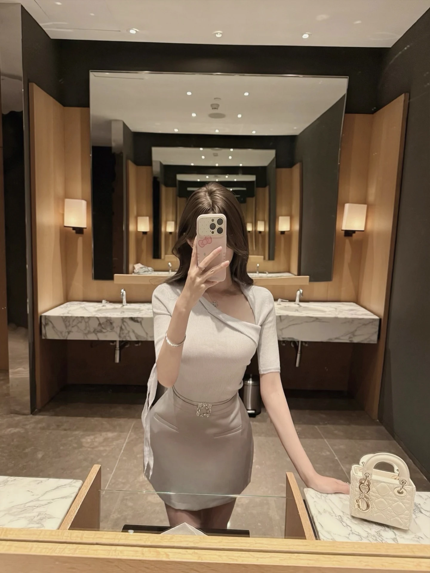 

Женская летняя модная футболка CCZEE: облегающий трикотажный топ с коротким рукавом, винтажным воротником и боковой шнуровкой, с поясом