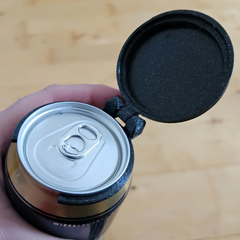 A protective lid for canned beverages，Can be opened and closed，Can be clipped onto the opening of a can。Protect opened canned be