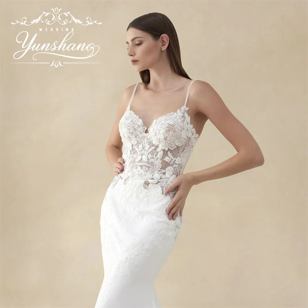 YunShang Maßgeschneidertes Meerjungfrau-Hochzeitskleid mit Spaghettiträger und Spitzenstickerei, Sweep-Zug, V-Ausschnitt, Applikationen, Moeden, rückenfrei, elegant