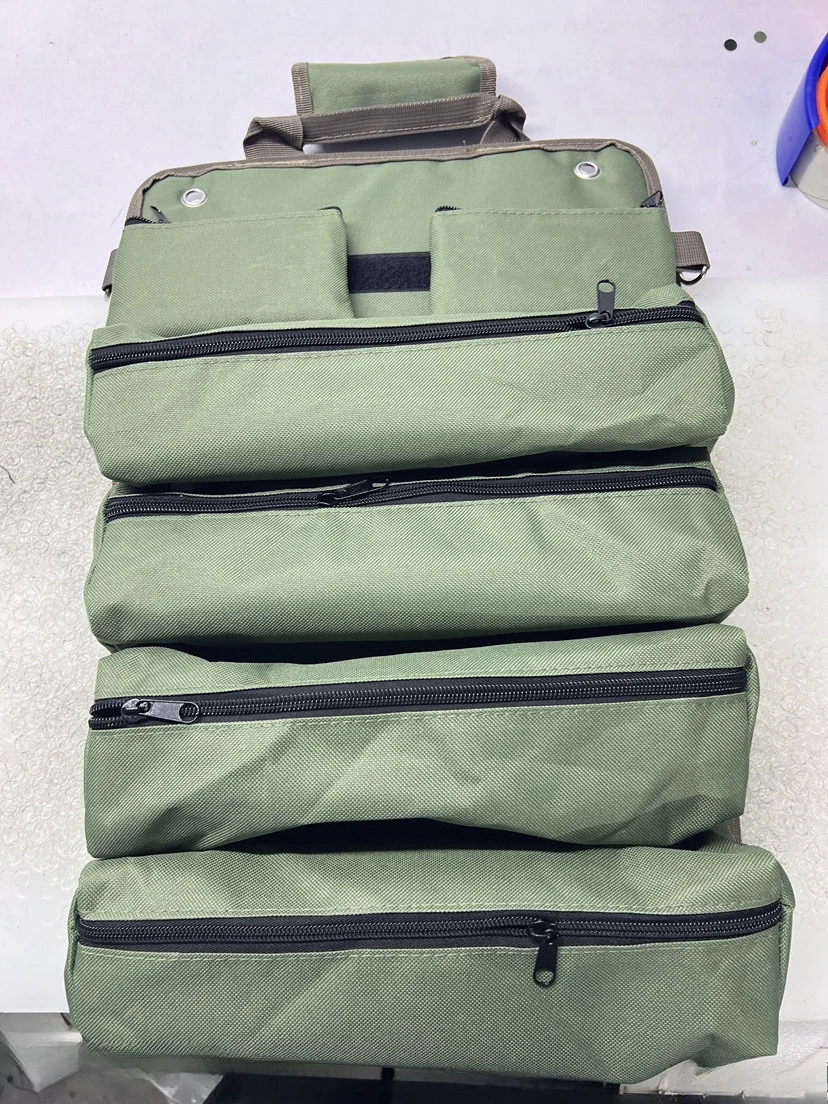 

Сумка для инструментов с несколькими карманами, складная конструкция с множеством отделений, прочный портативный органайзер для хранения инструментов.