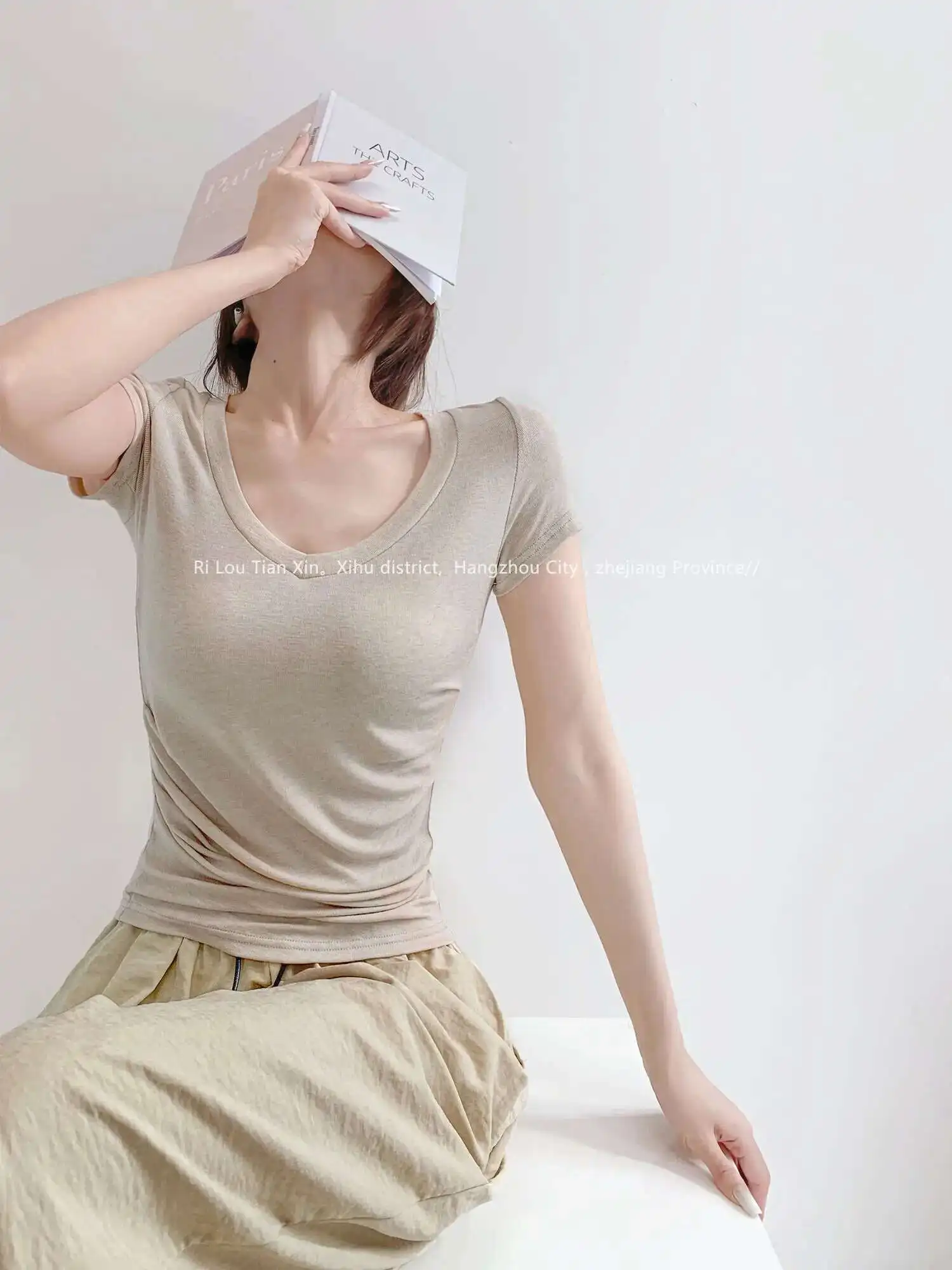 2024 été nouveau doux pour la peau à manches courtes col en v T-shirt femmes cintré taille solide mince court décontracté polyvalent haut 998Z