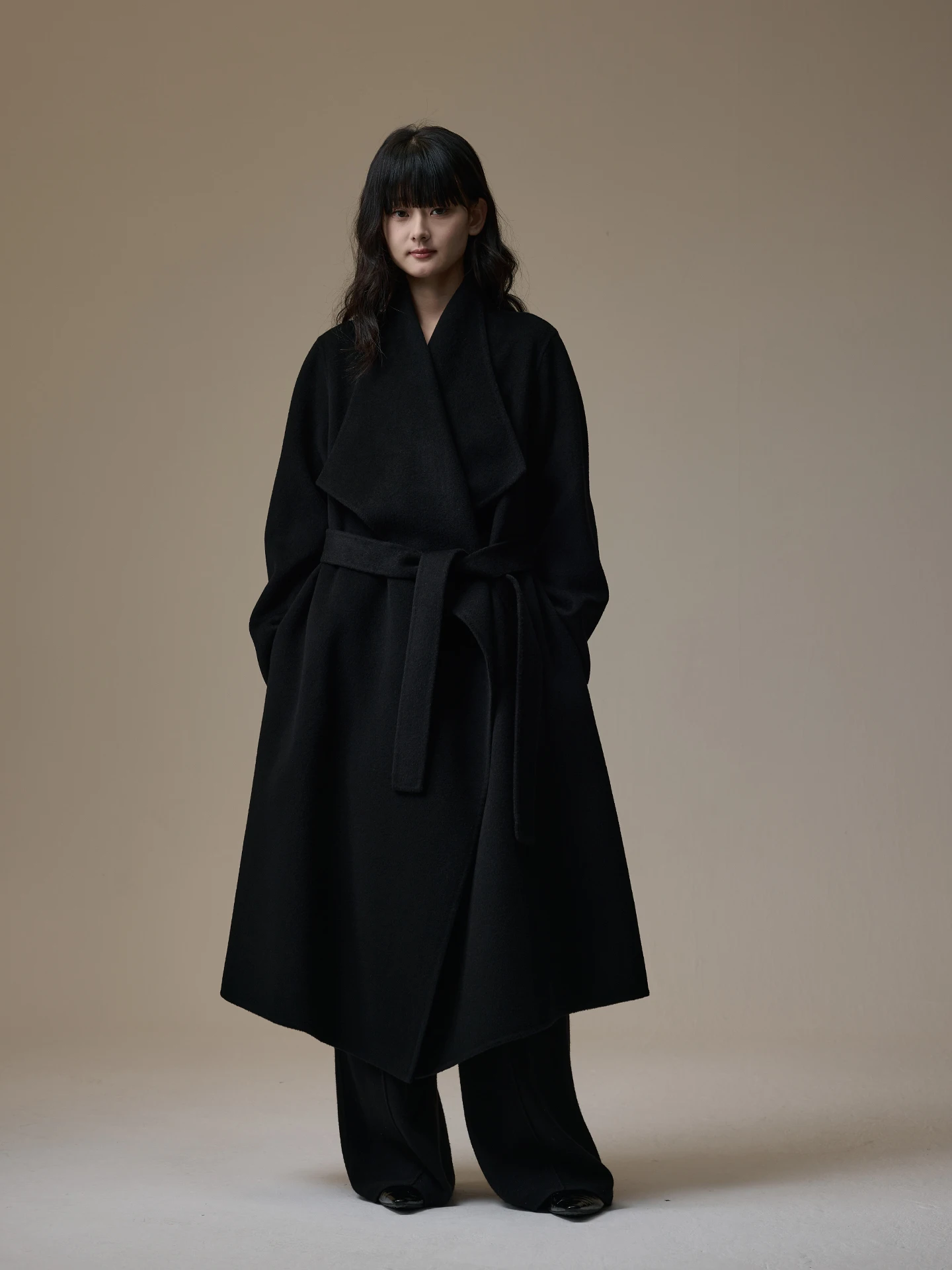 

Классическое двустороннее шерстяное длинное пальто INOUT Q: Новинка осенне-зимнего сезона, свободный крой, отложной воротник, элегантная верхняя одежда