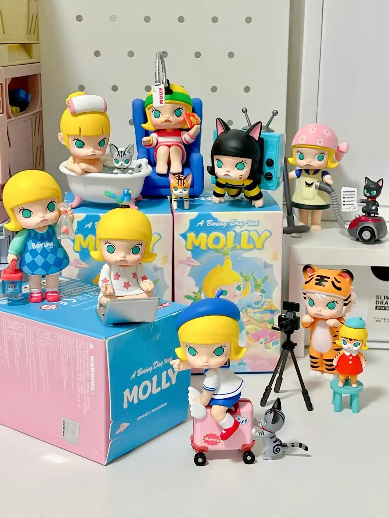 

POP MART A Boring Day with Molly Series Mystery Box Guess Bag Toys Doll Cute Anime Figure Desktop Ornaments Collection Gift Cute