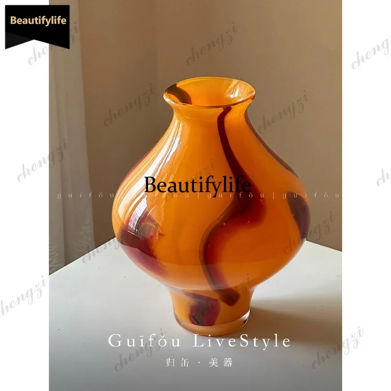 D80 medieval style, Song Dynasty aesthetics, high-end design sense, super good-looking red New Year's glass vase