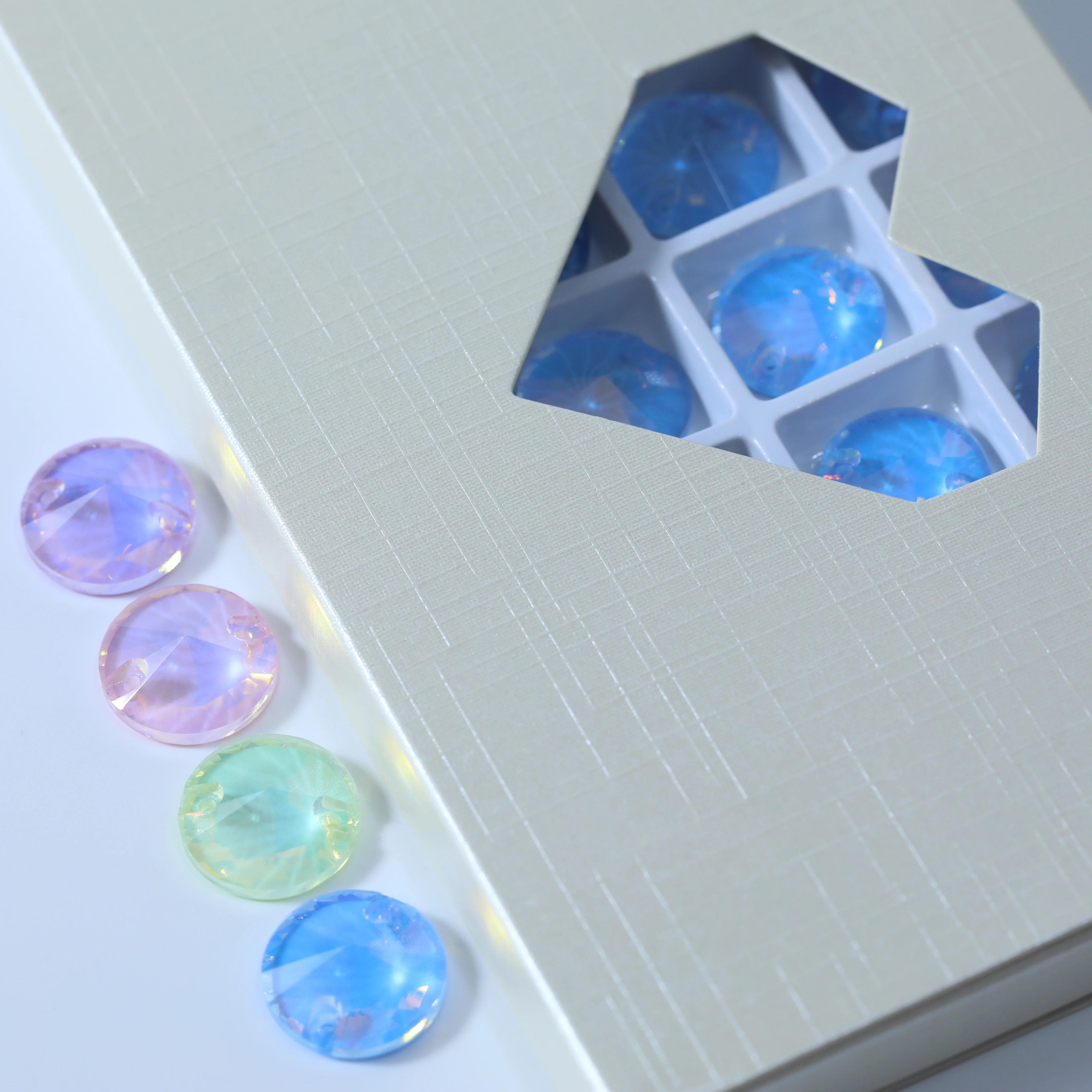 Glänzende Strasssteine Rivoli zum Aufnähen, Farbeffekt AM, Funkelnde Dekorative Nähsteine aus Glas für Kleidung, Hochzeitskleider, DIY-Bastelarbeiten – Detail 4