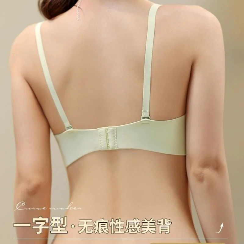 ملابس داخلية نسائية نصف كوب بدون ندبات مجمعة مع ثديين صغيرين، تظهر دعامة علوية كبيرة بدون حلقات فولاذية، ثديين، مضادة