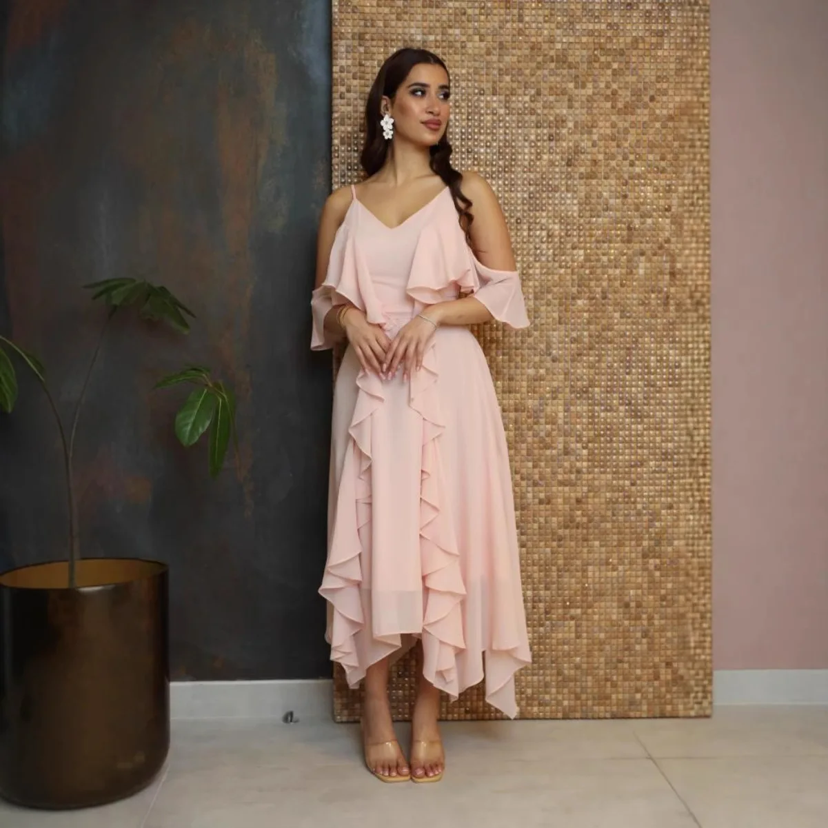 เดรสสายเดี่ยวทรงแคมิสสำหรับผู้หญิง คอลึก ทรงเข้ารูป ใส่สบายสำหรับฤดูร้อน ดีไซน์เปิดไหล่ คอวี สายเดี่ยว เอวสูง กระโปรงบานใหญ่ แต่งระบาย