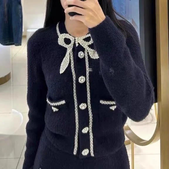 

Высококачественная версия, длинный вязаный открытый кардиган с жемчужным бантом, комплект из топа и юбки, комплект женской одежды Ele Faion