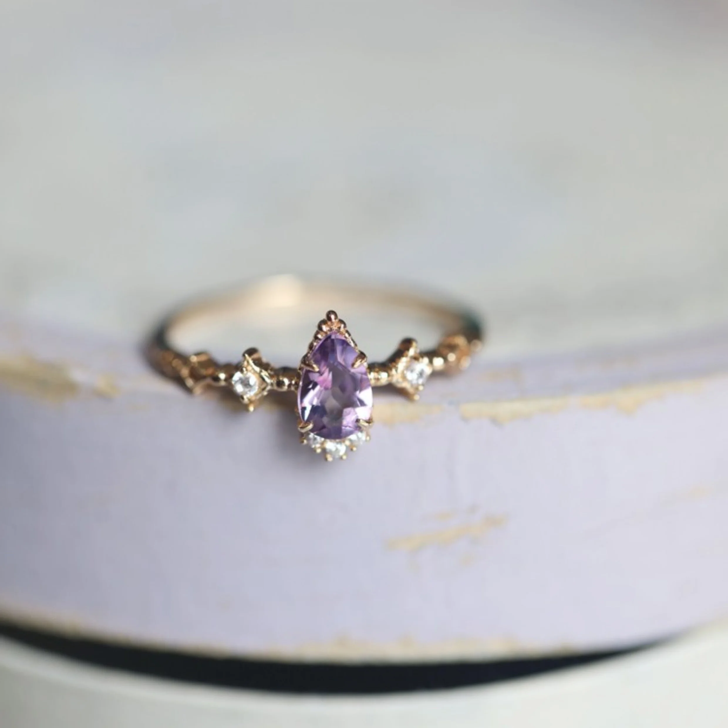 

A simple 925 gold ring featuring synthetic zirconia, suitable as a gift for your loved one and perfect for daily wear.