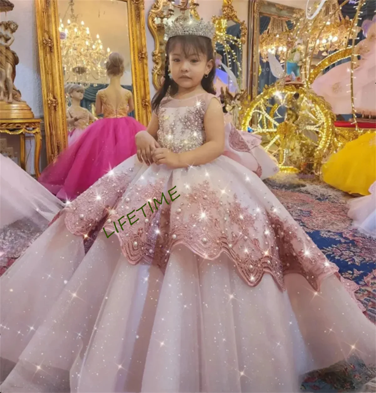 ชุดเดรสเด็กผู้หญิงสีชมพูแบบกำหนดเองสำหรับงานแต่งงาน ประดับด้วยลูกปัดและมุกประกายวิบวับ ยาวกรอมพื้น เหมาะสำหรับงานพิธีการหรืองานเลี้ยงอย่างเป็นทางการ