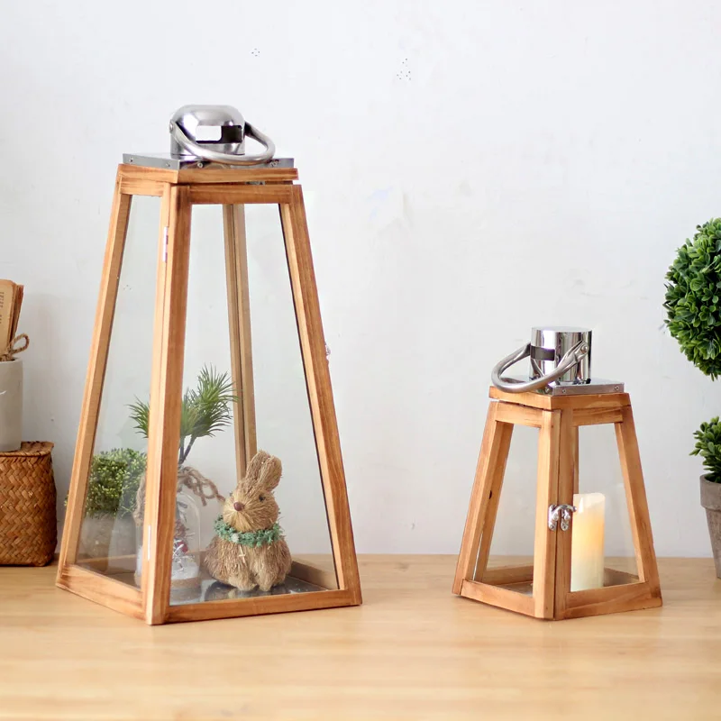 Scandinavische houten glazen windlichten, modelkamer in de woonkamer, kandelaardecoraties op tafel, hoogwaardige stoffering, eenvoudig