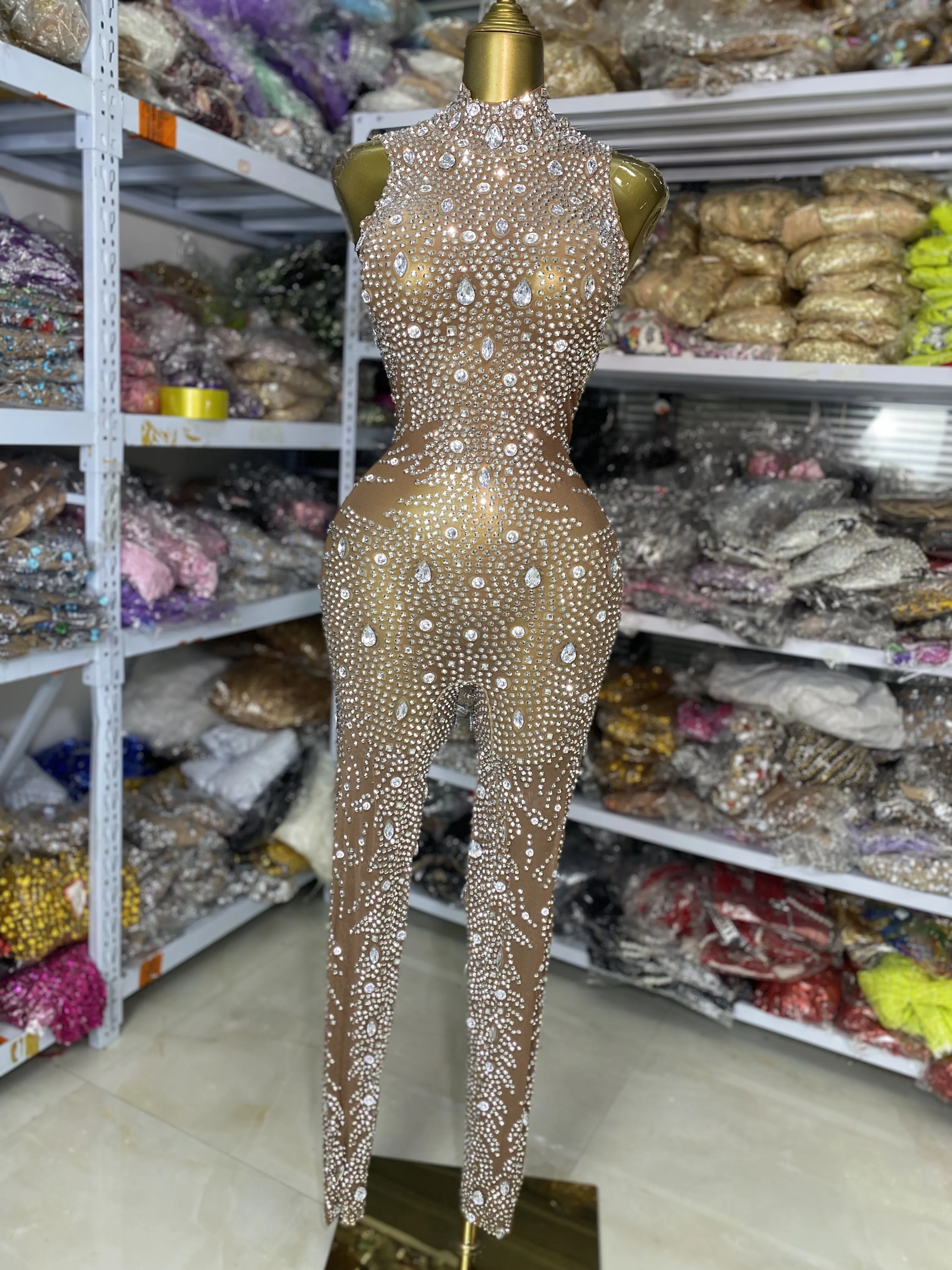 

Блестящие стразы и бриллианты, сетчатые прозрачные комбинезоны без рукавов, женские блестящие вечерние клубные платья, сценические костюмы певицы и танцовщицы