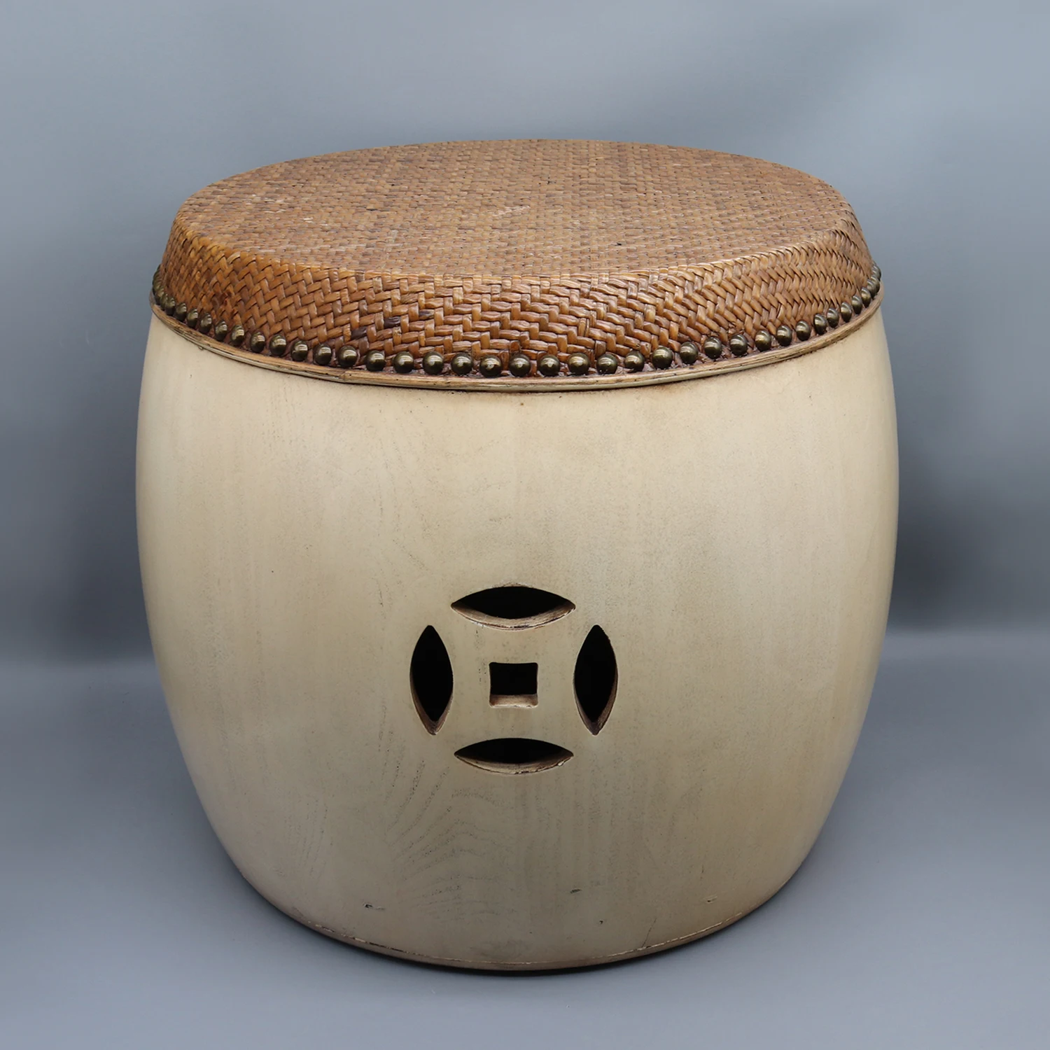 طاولة مستديرة مصنوعة حديثًا، مقعد على شكل طبل، قاعدة قوية، طاولة جانبية