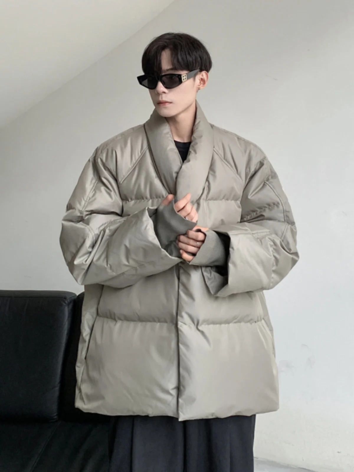 

Корейская легкая мужская пуховая куртка с V-образным вырезом, зима 2023, новый уникальный молодежный дизайн, из полиэстера и нейлона.