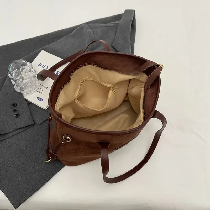 2025 Trendy Matte Retro Tote Bag — Women’s Large-Capacity Textured Shoulder Bag, Versatile for Autumn & Winter Commute