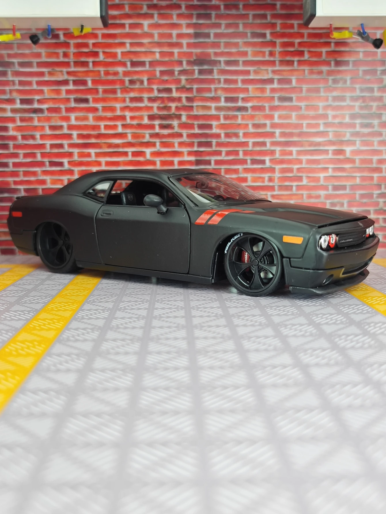 

Maisto 1:24 Dodge Challenger, модифицированная модель автомобиля из сплава, американский спортивный автомобиль с мышцами, статический орнамент, подарок для парня, богатые детали