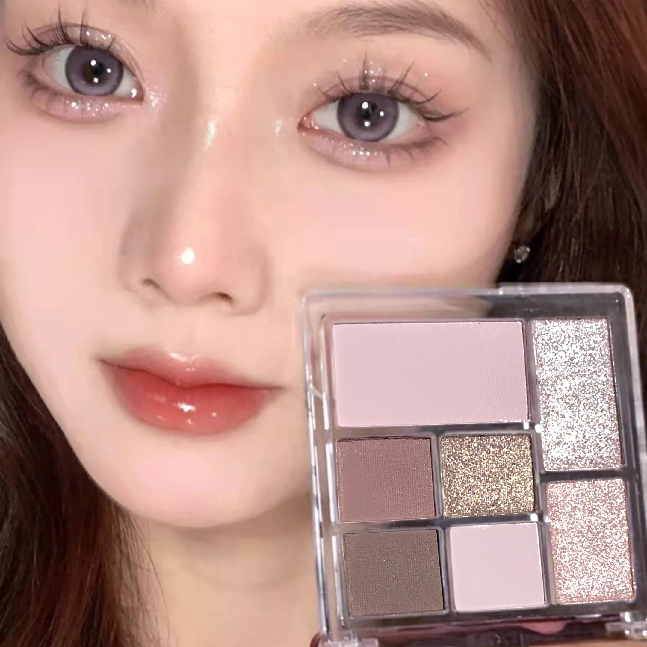 

Семицветная палитра теней для век в земных тонах с мерцающими, блестками, матовыми и жемчужной отделкой, водонепроницаемыми и игривыми.