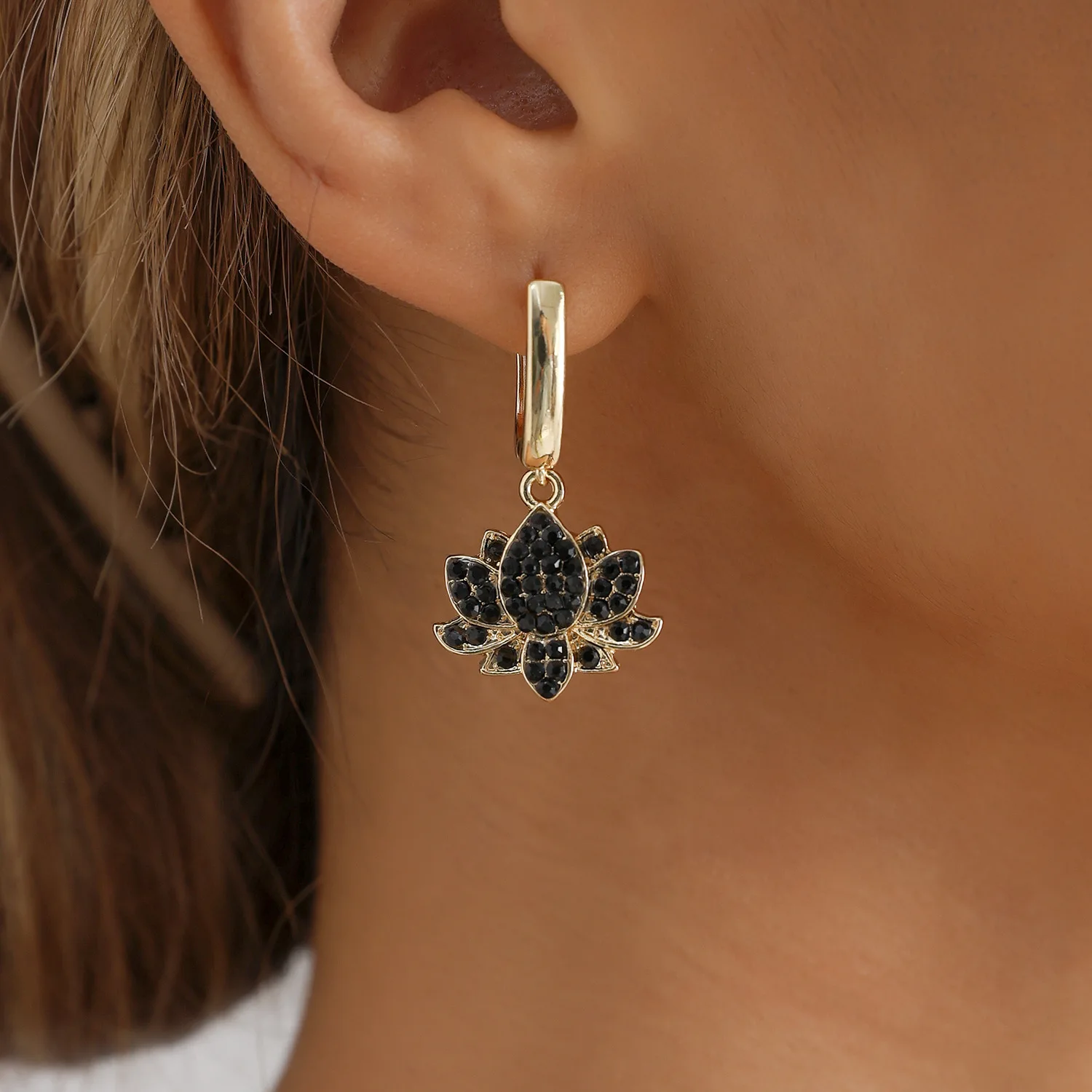 Collar Bone Chain Dark Gothic Girl Style Exquisite Rhinestone Flower Imitation Pearl Pendant Earring Set Fashionable Elegance