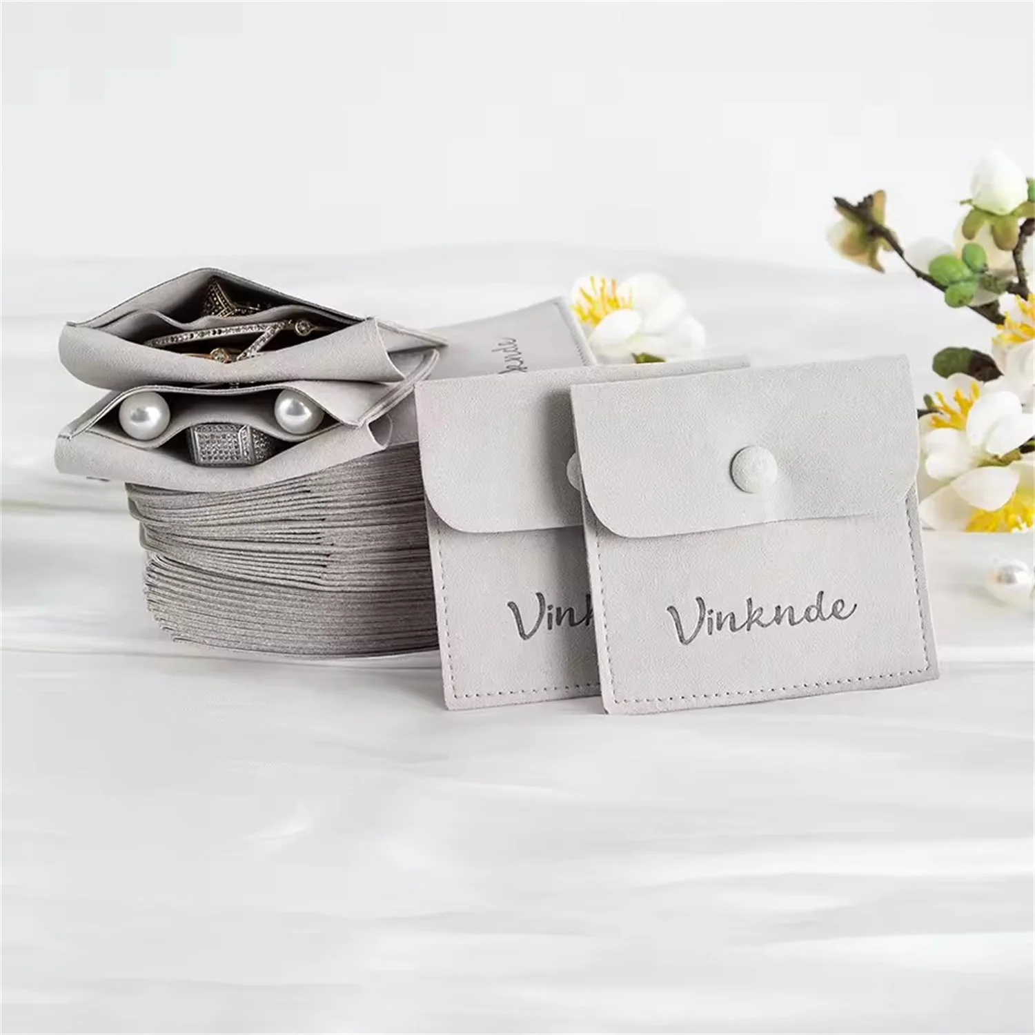 Pochettes à bijoux de luxe en daim microfibre, Logo personnalisé en vrac 7x7cm, avec compartiment à boutons à rabat, pochettes pour bagues, boucles d'oreilles et colliers