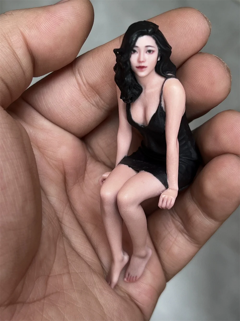 

3D-печатная миниатюрная черная юбка 1/12, 1/16, 1/18 для фигурок красивых женщин, модель, украшение для рабочего стола, реквизит для фотосъемки, декор для автомобиля