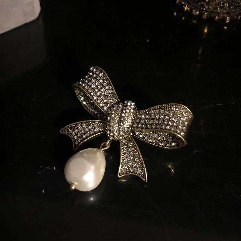 بروش مجوهرات من تشينغداو مصنوع من الذهب القديم مع مجموعة بروش كلاسيكية من الأحجار الكريمة وقطرات الماء وقلادة من اللؤلؤ ودبوس امرأة