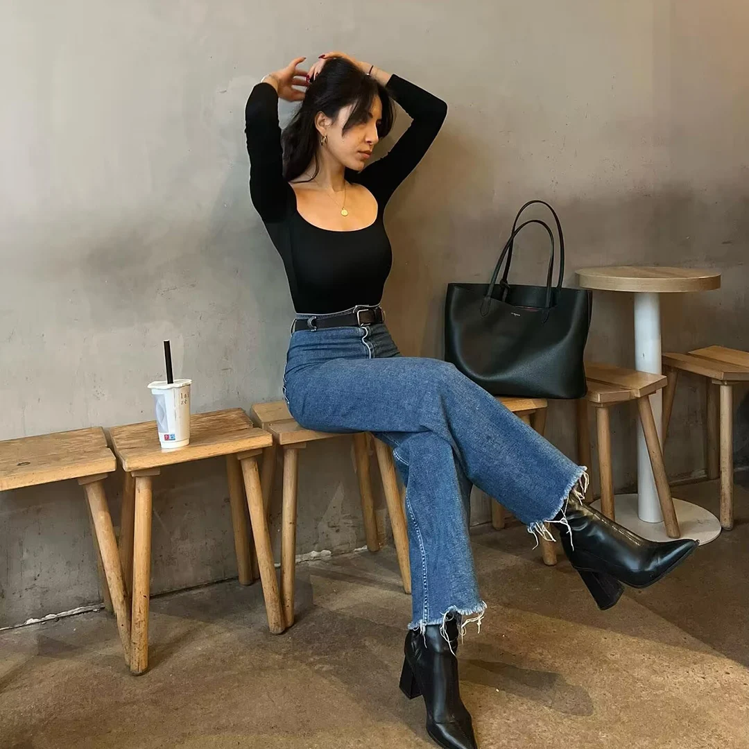 

Широкие джинсы с высокой талией и разрезом спереди — расклешенные брюки с необработанным подолом и чистым швом спереди