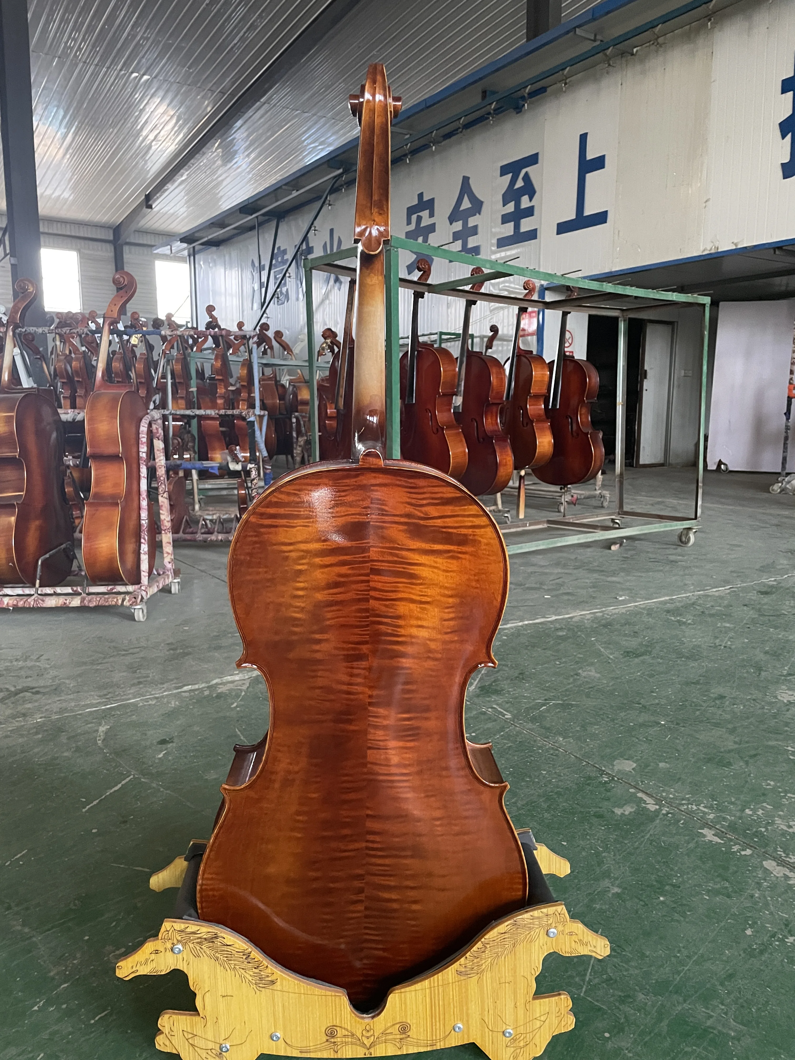 The 4/4 cello is handmade of maple wood, with tiger skin pattern on the back Unique Handicraft, Exquisite