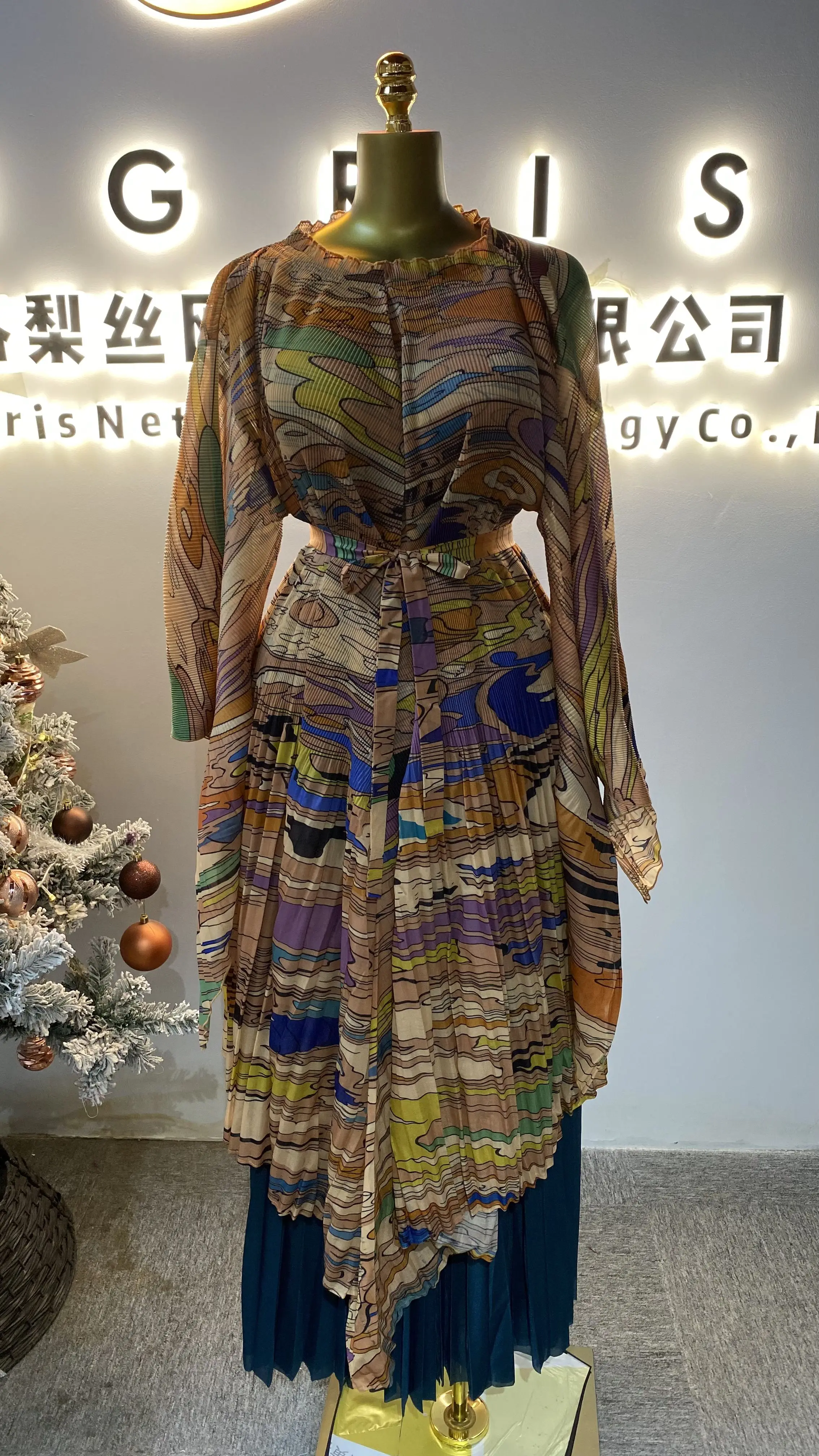 

Pleated Women's Luxury 2-Piece Printed Long Top and Solid Color Trousers Formal Suit-GZXX029