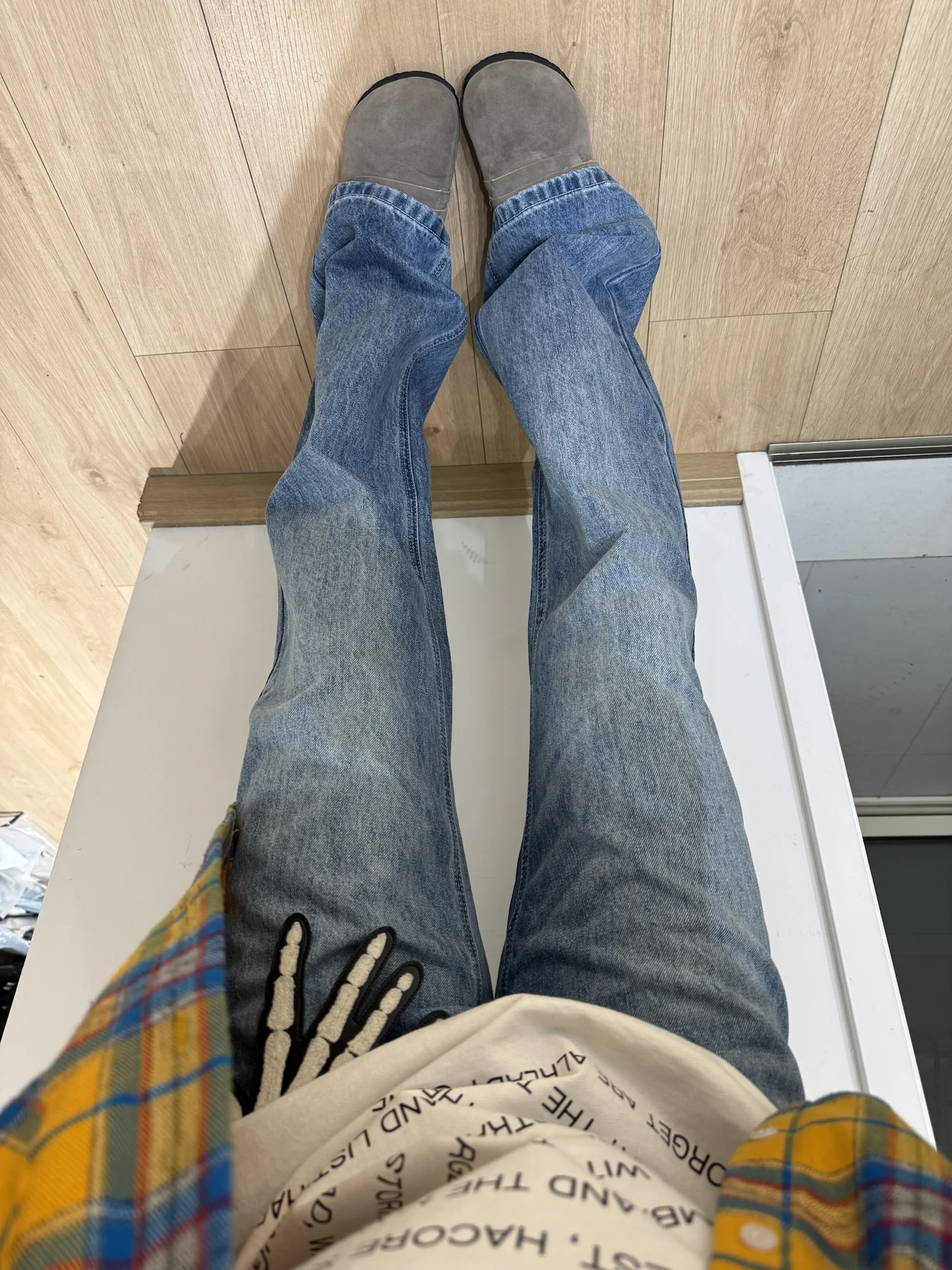 

Светло-голубые мужские джинсы с высокой талией в американском уличном стиле, прямые джинсы с эффектом потертости, джинсы Cleanfit, расклешенные прямые джинсы