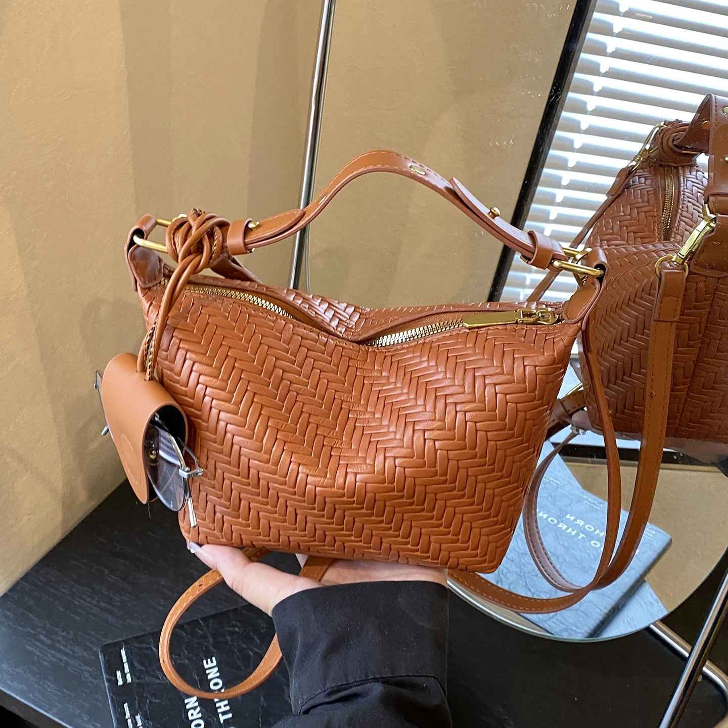

Popular Woven Pattern Handbag for Women 2025 New Fashion Casual Shoulder Bag Versatile Commuting Crossbody Bag Famous Designer