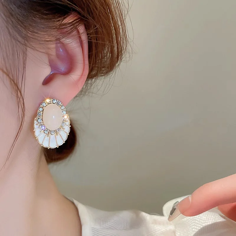 رائعة البيضاوي القطاع الأبيض الزركون أقراط للنساء ريترو لامعة كريستال بالتنقيط النفط هندسية أقراط هدية عيد الحب