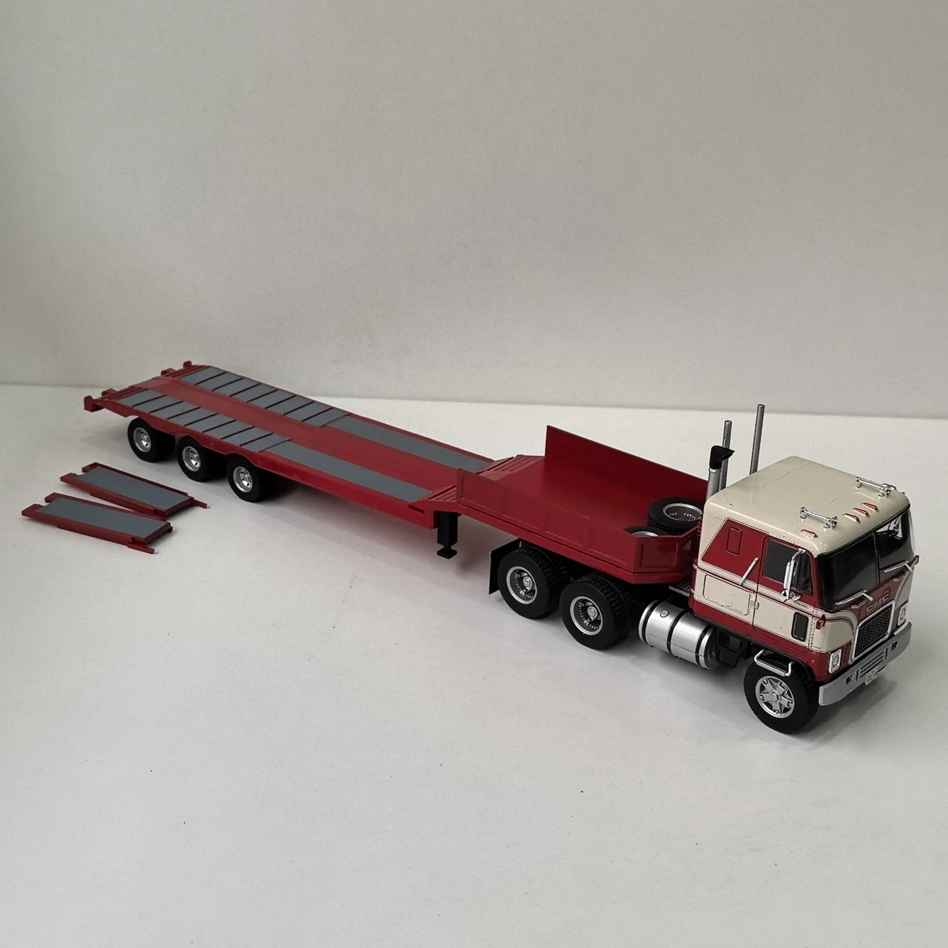 Diecast IXO 1/43 Schaal GMC Astro Tractor Truck Pallet Flatbed Transporter Model Hoofd Legering Auto Body Plastic Legering Model Auto
