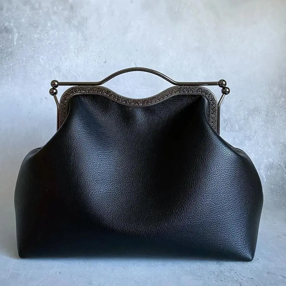 

Lost in Vintage Большая версия веганской кожаной сумки с антикварным металлическим каркасом Kiss Lock с открывающейся верхней ручкой 26x22x10 см