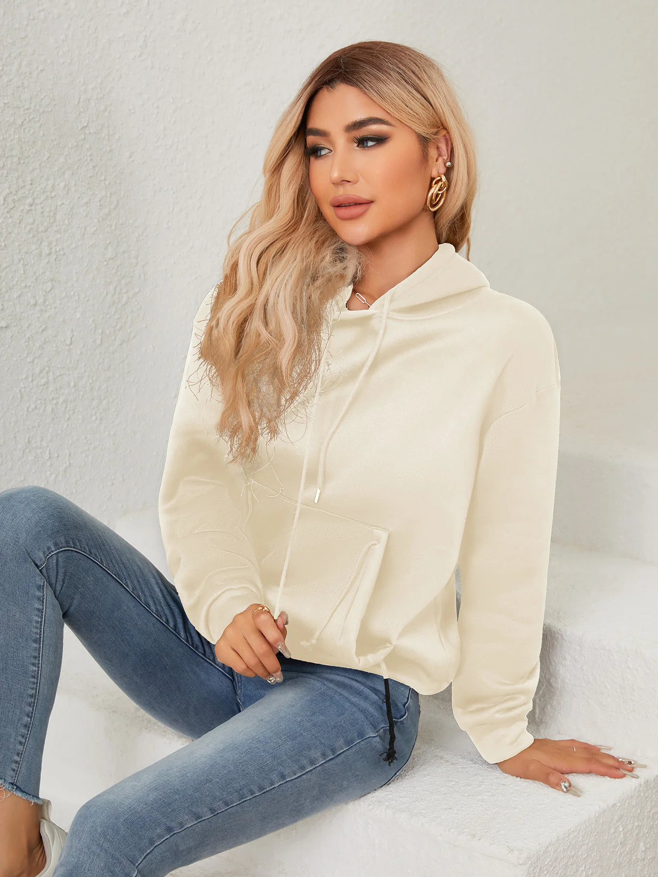 เสื้อสเวตเชิ้ตมีฮู้ดกระเป๋า Drawstring ของผู้หญิง เสื้อฮู้ดไหล่ลดลงแขนยาวฤดูใบไม้ร่วงและฤดูหนาวของผู้หญิง