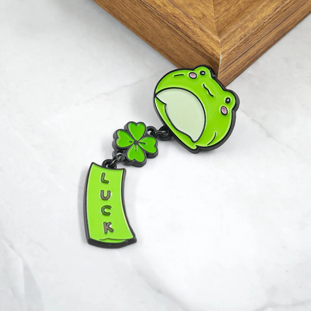 Niedliche grüne Frosch-Windspiel-Brosche, vierblättriges Kleeblatt, hängende Quastenkette, Anstecknadel, Glücksbringer, Kawaii-Glücksamulett, Schmuckgeschenk – Detail 7