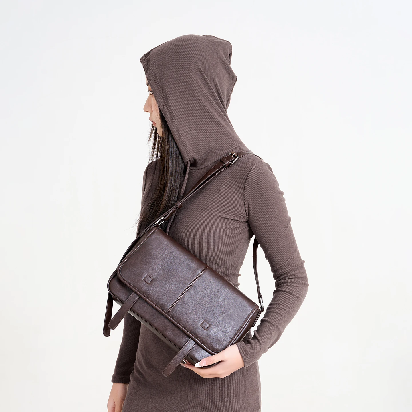 

2026 New Retro Soft Leather Messenger Bag Trendy Niche Design Large Capacity Handbag Single Shoulder Crossbody Underarm Bag