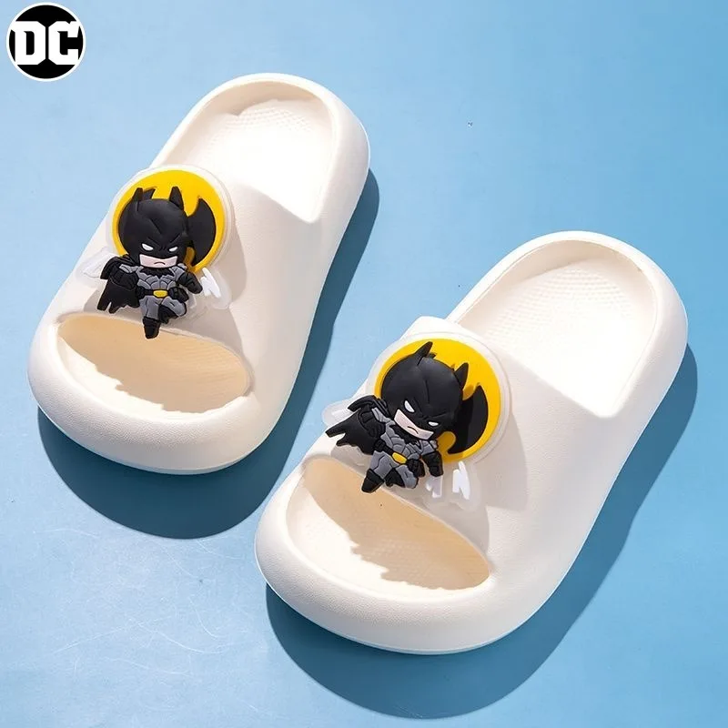 DC Cartoon Anime Batman Personalidad de la moda y zapatillas lindas versátiles Zapatillas antideslizantes de baño interior de verano para hombres y mujeres