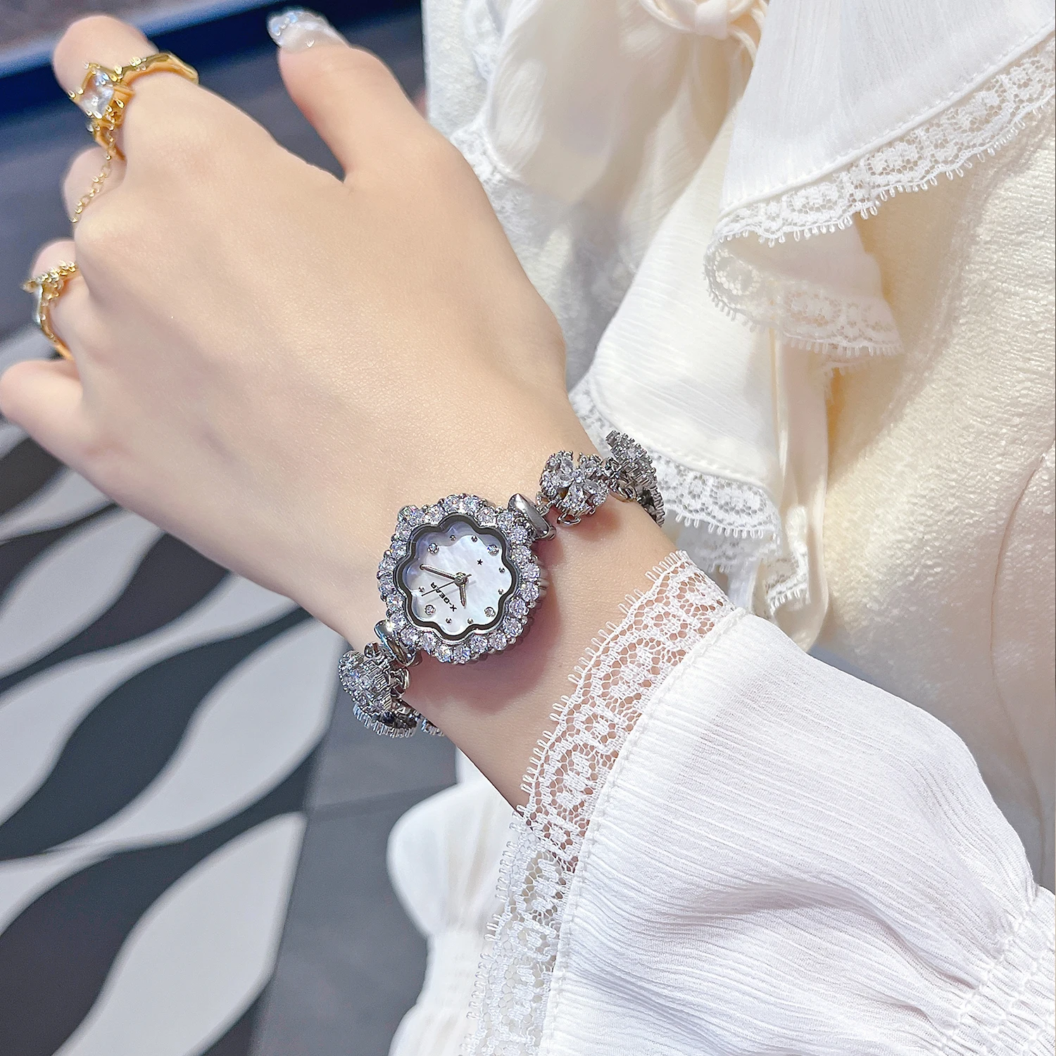 

Элегантные женские кварцевые часы — круглый циферблат с кристаллами CZ, браслет в стиле ремешок из нержавеющей стали, аксессуар для вечернего платья