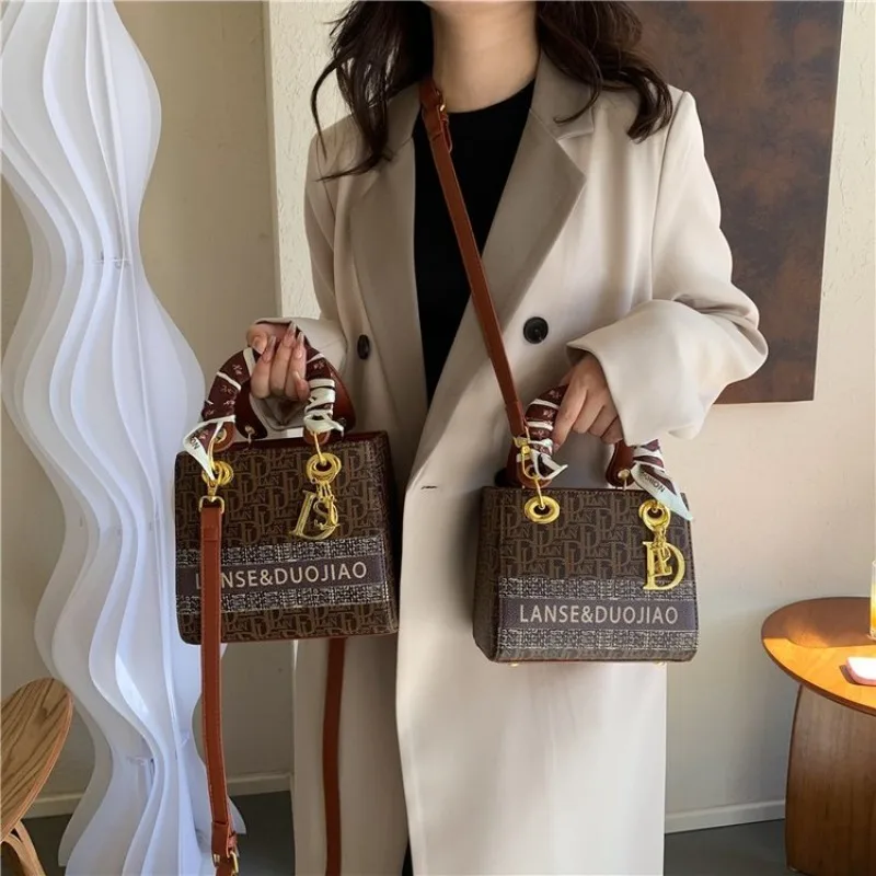 

Chic Women's Crossbody Bag Adjustable Strap Creative Retro Style Portable Daily Use Campus Commute Work Gift Idea