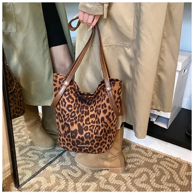 This Year\'s Popular Niche Leopard Print Bag for Women 2024 New Shoulder Bag Autumn and Winter Super Hot Hand-held Bucket Bag