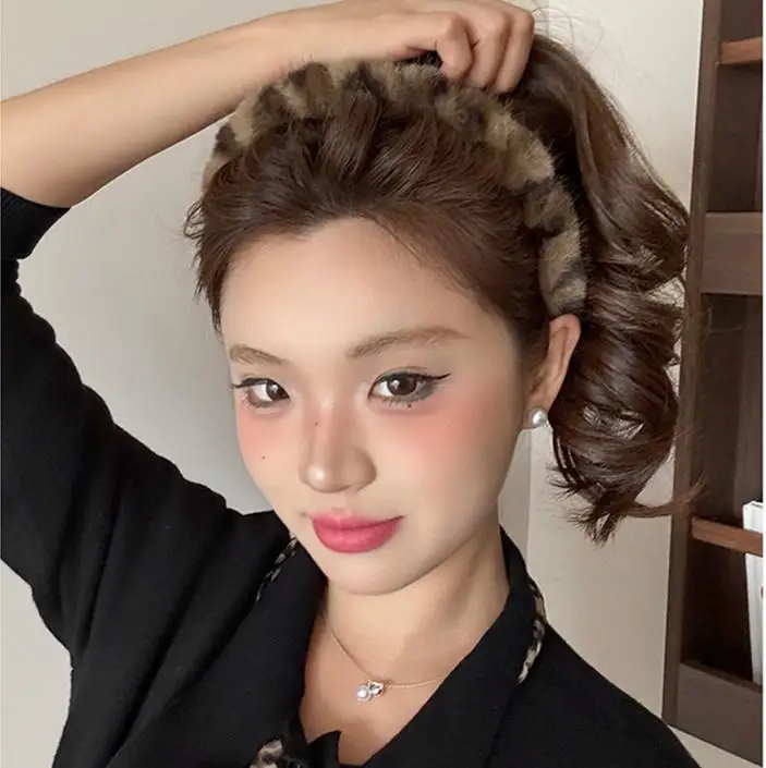 2024 New Leopard Print Plush Hairband Retro Brown Headband Fashion Fluffy Non-slip Teethed Hair Band Cool Girl Hair Accessories