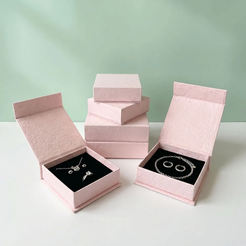 24 Stück luxuriöse 9x9x3cm Schmuck-Geschenkboxen mit Magnetverschluss für Ringe, Ohrringe, Schlüsselanhänger, Halsketten, Anhänger und Zubehör. – Detail 4