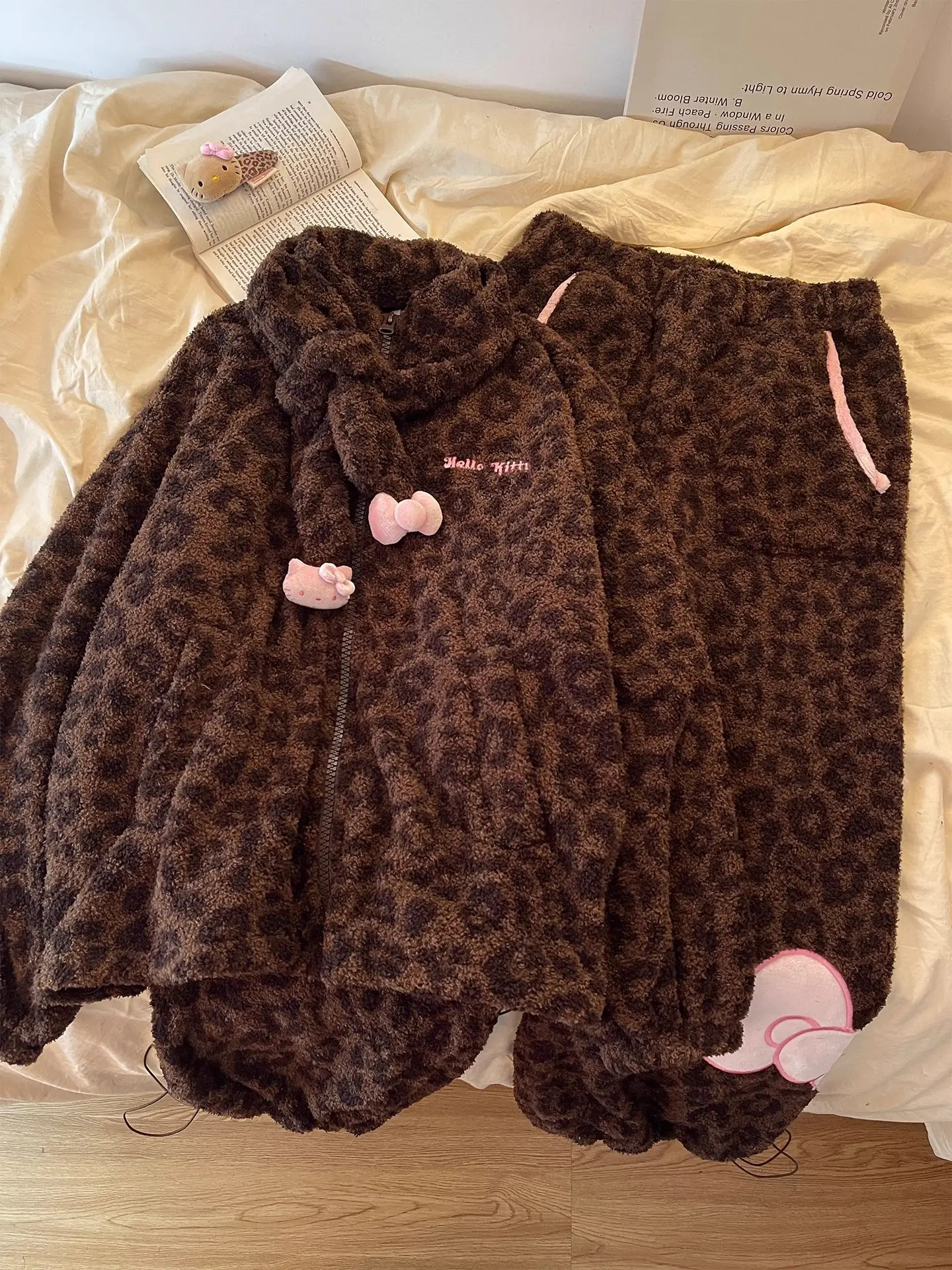 Setelan Piyama Hello Kitty Motif Leopard Bahan Coral Fleece dengan Ritsleting, Dua Potong, Pakaian Santai Musim Dingin yang Lembut, Pakaian Rumah yang Nyaman, Pakaian Tidur yang Hangat