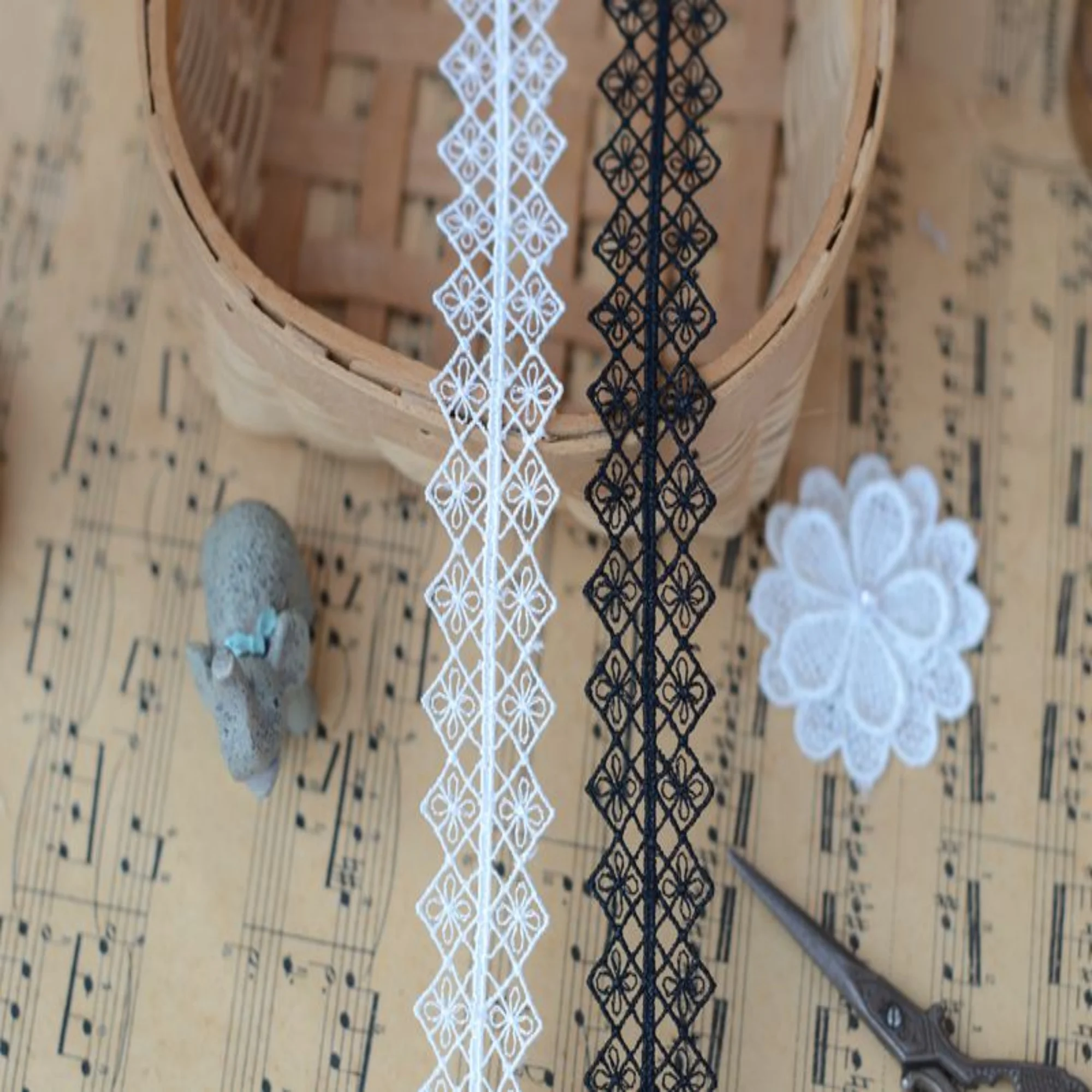 Ширина 1 ярд, 0,98 дюйма, черная/молочно-белая кружевная отделка в шахматном порядке, вышитое кружево, кружевная отделка с цветочным принтом, кружево с отделкой для платья своими руками