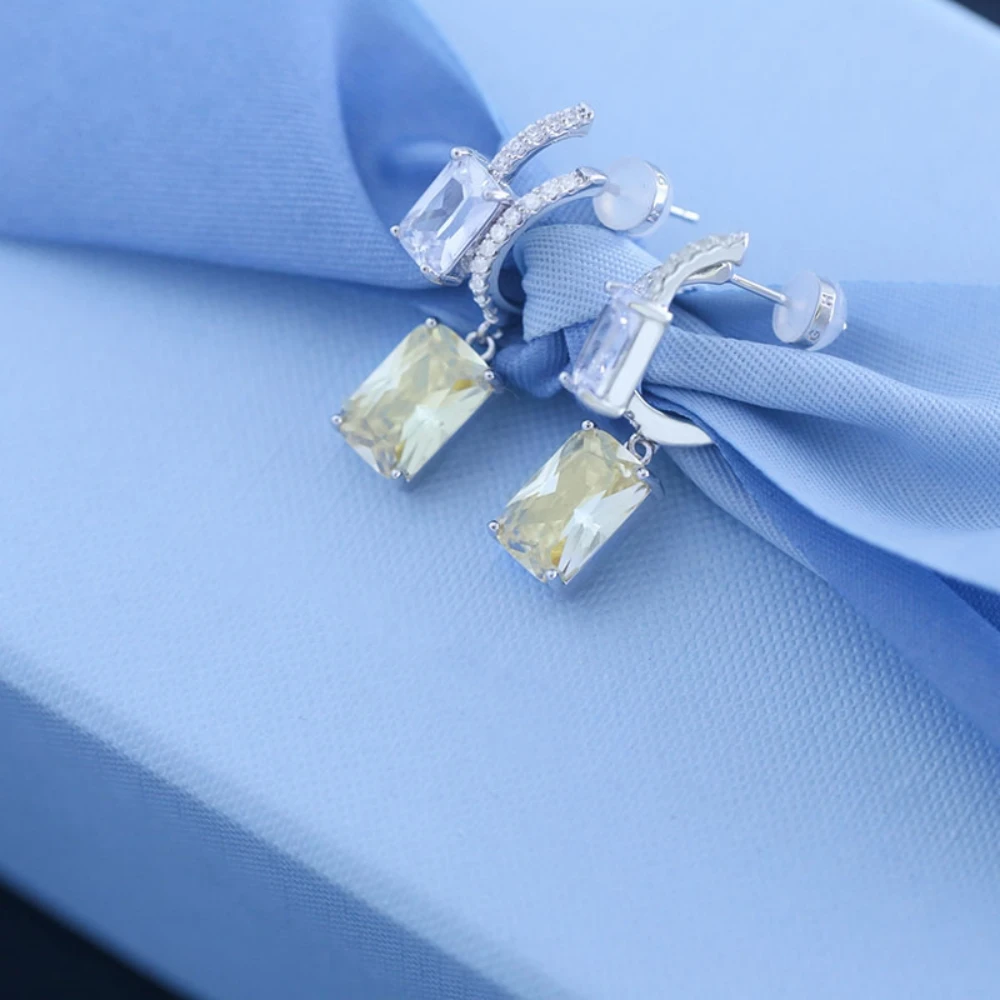 

2023 New Gilt Square Sugar Earrings Yellow Diamond Resplendent Design Two Temperament Earrings Sent Valentine'S Day Gift