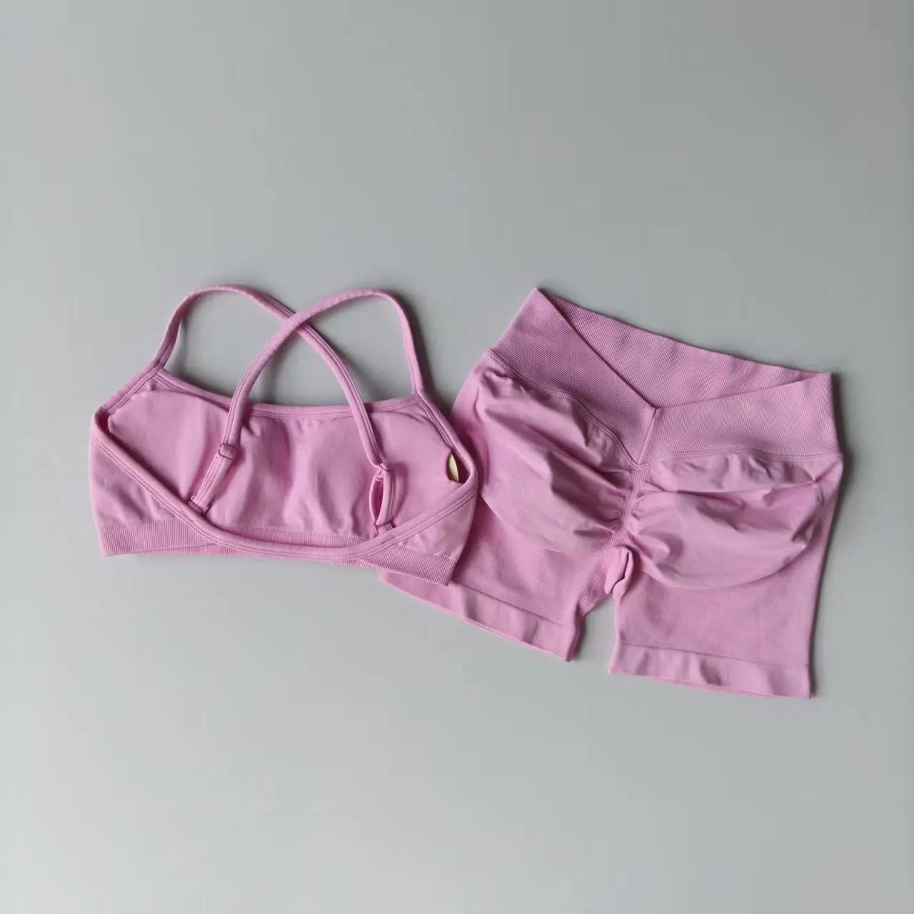 Nahtloses 2-teiliges Leggings-Set für Damen, nahtloses Yoga-Set, hochtaillierte Shorts mit Scrunch-Effekt und Neckholder-Sport-BH, Trainingsanzug für das Fitnessstudio – Detail 3