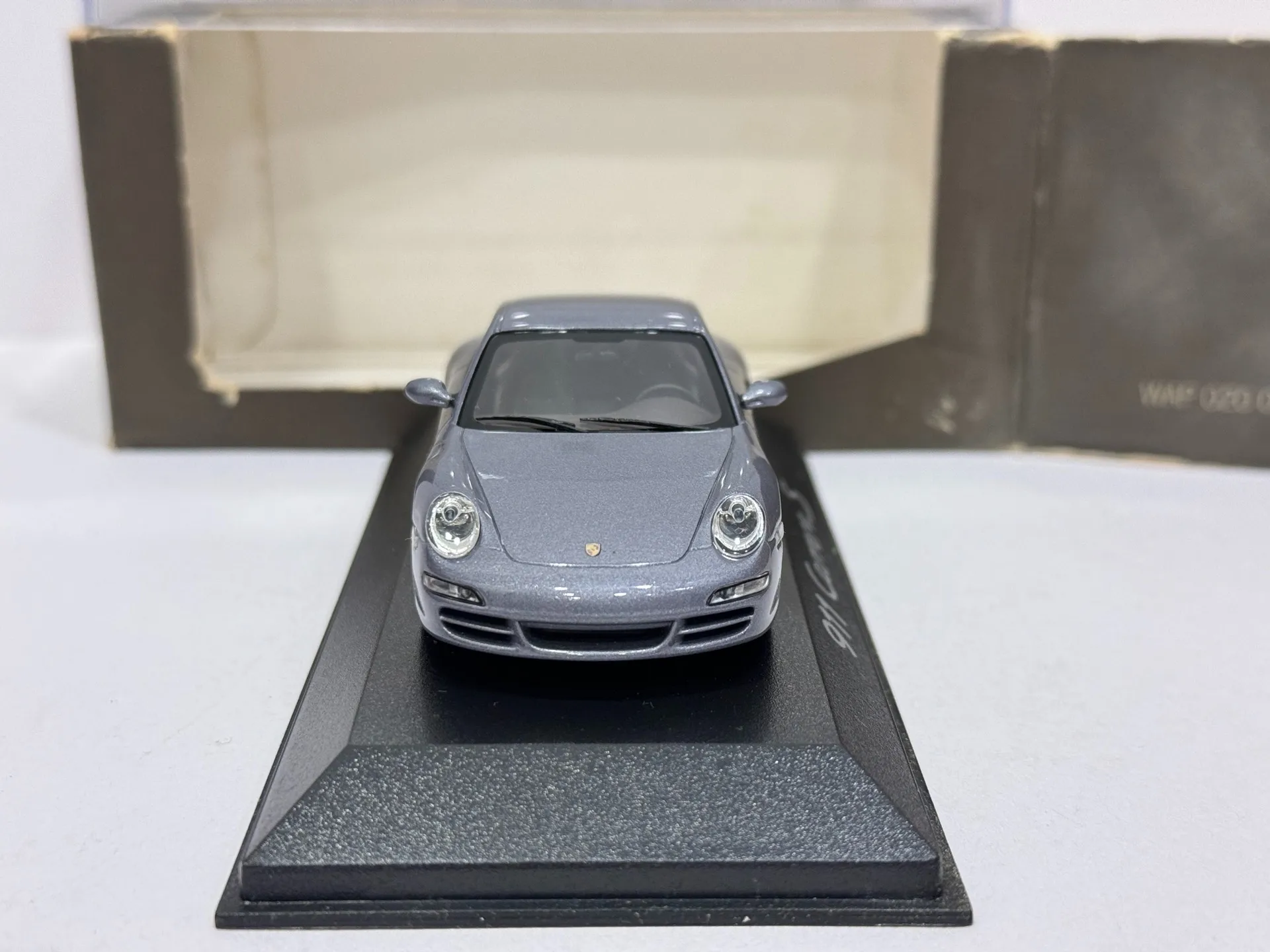 รถโมเดลไดแคสต์ Diecast Minichamps ขนาด 1/43 รุ่น Porsche 911 Carrera S ทำจากโลหะผสม ของสะสม ของเล่น ของที่ระลึก กล่องผิด ของชำร่วย อยู่ในสภาพเสียหาย