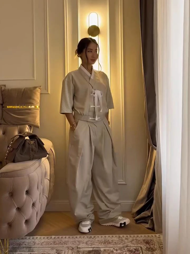 Damen-Hosenanzüge, 2-teilig, V-Ausschnitt, Kurzarm, seitliche Knopfleiste, Schnürung, geraffte Mäntel, plissierte Hosen, schicke Damen-Outfits mit Paneelen – Detail 8